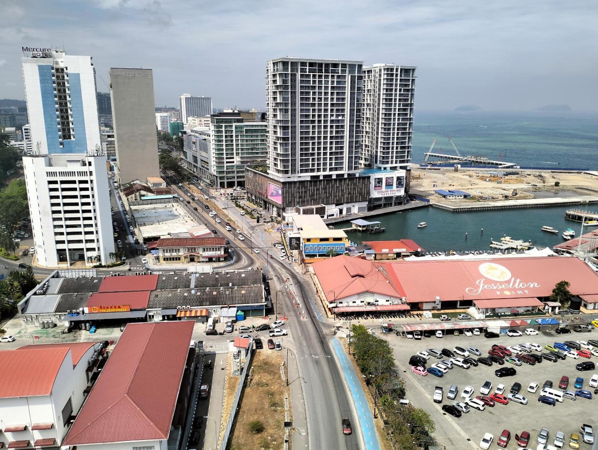 Jesselton Quay: Sea View Apartment with Pool and Wi-Fi Kota Kinabalu Exterior photo